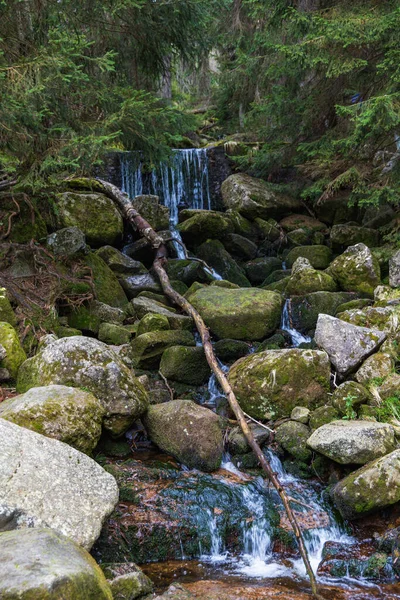 Pequena Cachoeira Como Pequeno Fluxo Correndo Através Pedras Montanhas Lado — Fotografia de Stock