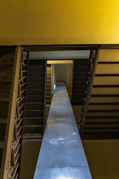 장식으로 응접실 건물의 계단을 올려다보라 — 스톡 사진