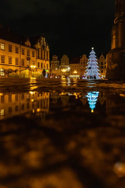 ポーランドのヴロツワフ 2023年1月 いくつかの歩行者 光るランタンと美しくカラフルな輝く高クリスマスツリーと夜の市場広場 — ストック写真