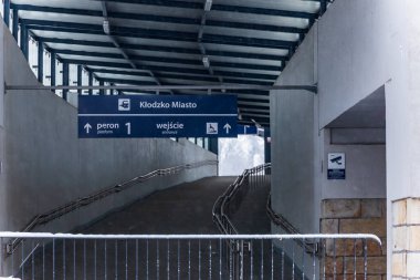 Klodzko, Polonya - Ocak 2023: Klodzko kentindeki tren istasyonuna giden uzun bir tünel