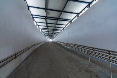 Klodzko, Polonya - Ocak 2023: Klodzko kentindeki tren istasyonuna giden uzun bir tünel