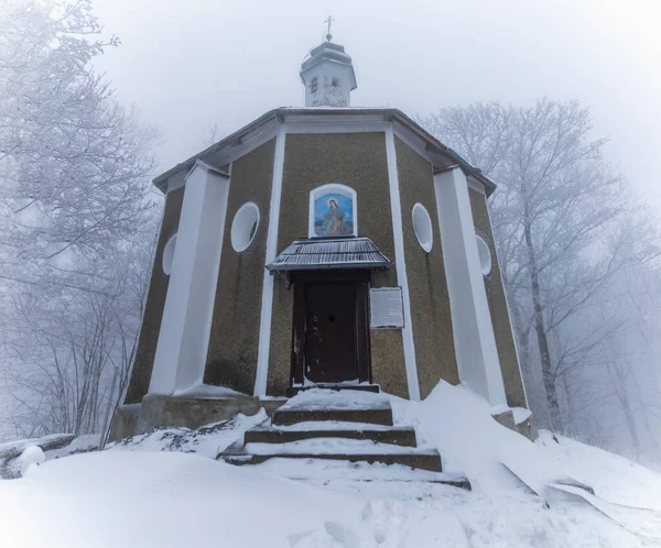 ポーランドのバルド 2023年1月 冬には雪と霧に満ちたバルドの山々で私たちの女性の山のチャペル — ストック写真