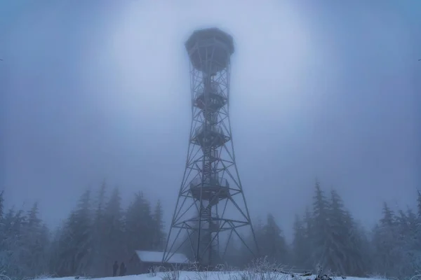 Klodzko Polen Januari 2023 Utsiktstorn Toppen Klodzka Berget Bakom Dimman — Stockfoto