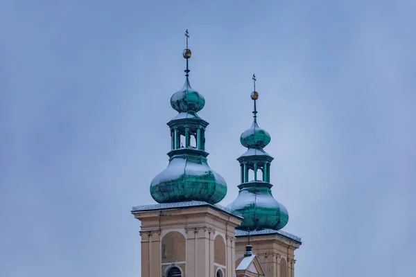 ポーランド クロドツコ 2023年1月 フランシスコ修道院の上を市内中心部で横断する2つの青銅製塔 — ストック写真