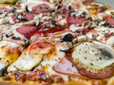 Yağlı hamurlu büyük ve lezzetli pizza. Biberli, soslu, peynirli ve aromalı baharatlı.