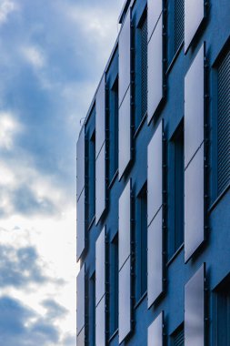 Pencerelerde renkli yansımaları olan modern şirket binasının cephesine bakış açısı