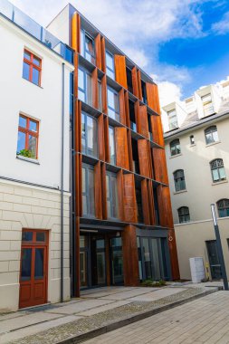 Wroclaw, Polonya - 15 Nisan 2023: Ön girişte mobilya dükkanı olan paslı duvarlı modern ve yenilenmiş bina 