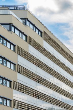 Wroclaw, Polonya - 15 Nisan 2023: Cam balkonlu modern bina cephesine bakış