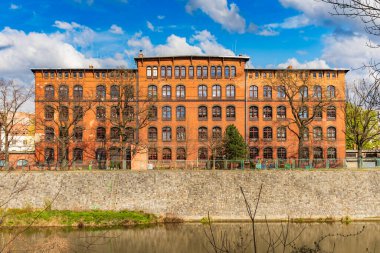 Wroclaw, Polonya - 15 Nisan 2023: İlköğretim Okulu No. 58 Odra nehrinin arkasından suda yansıyarak görüldü.