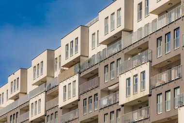 Wroclaw, Polonya - 15 Nisan 2023: Yeni malikanenin çıkıntılı parçalarıyla modern binasına bakış açısı