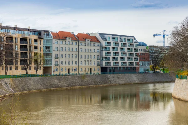 Wroclaw, Polonya - 15 Nisan 2023: Modern ve eski apartman binaları ve yanında Odra Nehri üzerinde otel bulunan apartmanlar