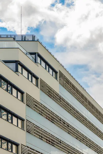 Wroclaw, Polonya - 15 Nisan 2023: Cam balkonlu modern bina cephesine bakış