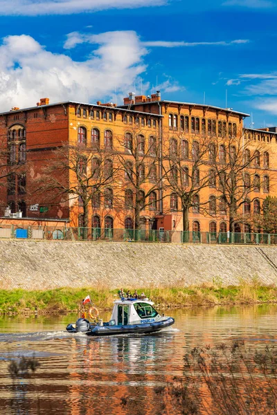 Wroclaw, Polonya - 15 Nisan 2023: İlköğretim Okulu No. 58 Odra nehrinin arkasından suda yansıyarak görüldü.