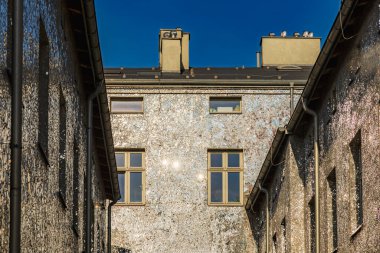 Lodz, Polonya - 21 Nisan 2023: Gül Geçidi, sanatçı Joanna Rajkowska 'nın güneşli bir öğleden sonra kırık ayna parçalarıyla dekore ettiği avlu ve kiralık ev