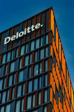 Lodz, Polonya - 21 Nisan 2023: Günbatımında modern ve yeni ofis binası ön cephesi Lodz Fabryczna tren istasyonunun yanında duruyor