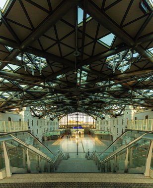 Lodz, Polonya - 21 Nisan 2023: Lodz Fabryczna tren istasyonunun modern ve endüstriyel iç mimarisi