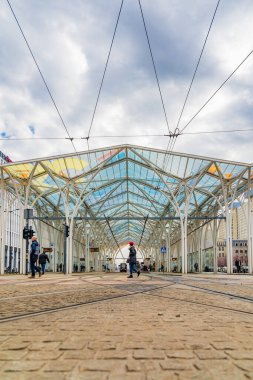 Lodz, Polonya - 20 Nisan 2023: Tek boynuzlu at durağı, şehir merkezindeki renkli ve dekoratif tramvay istasyonu, bulutlu bir sabah, sarı ve kırmızı tramvaylarla