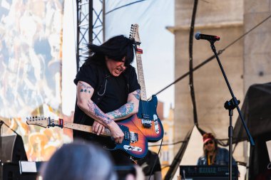 Wroclaw, Polonya - Mayıs 12023: Gitarist Michael Angelo Batio 'nun canlı performansı Gitar Guinness Dünya Rekoru 2023' te rekor 7967 gitarla pazar meydanında yenildi
