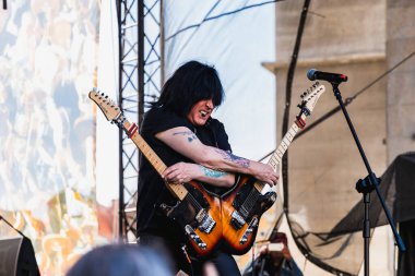 Wroclaw, Polonya - Mayıs 12023: Gitarist Michael Angelo Batio 'nun canlı performansı Gitar Guinness Dünya Rekoru 2023' te rekor 7967 gitarla pazar meydanında yenildi