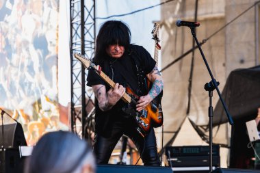 Wroclaw, Polonya - Mayıs 12023: Gitarist Michael Angelo Batio 'nun canlı performansı Gitar Guinness Dünya Rekoru 2023' te rekor 7967 gitarla pazar meydanında yenildi