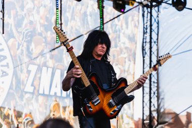 Wroclaw, Polonya - Mayıs 12023: Gitarist Michael Angelo Batio 'nun canlı performansı Gitar Guinness Dünya Rekoru 2023' te rekor 7967 gitarla pazar meydanında yenildi