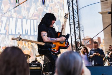 Wroclaw, Polonya - Mayıs 12023: Gitarist Michael Angelo Batio 'nun canlı performansı Gitar Guinness Dünya Rekoru 2023' te rekor 7967 gitarla pazar meydanında yenildi