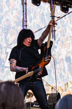 Wroclaw, Polonya - Mayıs 12023: Gitarist Michael Angelo Batio 'nun canlı performansı Gitar Guinness Dünya Rekoru 2023' te rekor 7967 gitarla pazar meydanında yenildi