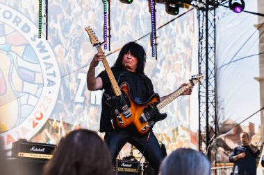 Wroclaw, Polonya - Mayıs 12023: Gitarist Michael Angelo Batio 'nun canlı performansı Gitar Guinness Dünya Rekoru 2023' te rekor 7967 gitarla pazar meydanında yenildi