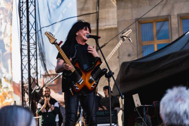 Wroclaw, Polonya - Mayıs 12023: Gitarist Michael Angelo Batio 'nun canlı performansı Gitar Guinness Dünya Rekoru 2023' te rekor 7967 gitarla pazar meydanında yenildi