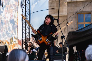 Wroclaw, Polonya - Mayıs 12023: Gitarist Michael Angelo Batio 'nun canlı performansı Gitar Guinness Dünya Rekoru 2023' te rekor 7967 gitarla pazar meydanında yenildi