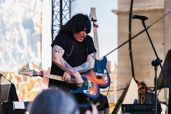 Wroclaw, Polonya - Mayıs 12023: Gitarist Michael Angelo Batio 'nun canlı performansı Gitar Guinness Dünya Rekoru 2023' te rekor 7967 gitarla pazar meydanında yenildi