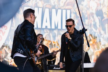 Wroclaw, Polonya - Mayıs 12023: Gitar Guinness Dünya Rekoru 2023 'te Mrozu şarkıcısı ve gitaristinin canlı performansı