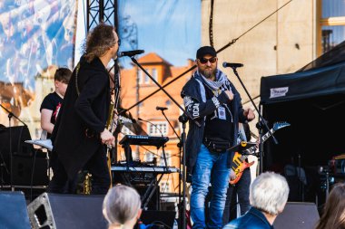 Wroclaw, Polonya - Mayıs 12023: Gitar Guinness Dünya Rekoru 2023 'ün ana sahnesinde sanatçılar ve gitaristler, rekor 7967 gitarla pazar meydanında yenildi