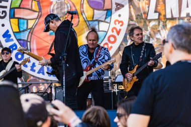 Wroclaw, Polonya - Mayıs 12023: Gitar Guinness Dünya Rekoru 2023 'ün ana sahnesinde sanatçılar ve gitaristler, rekor 7967 gitarla pazar meydanında yenildi