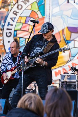 Wroclaw, Polonya - Mayıs 12023: Gitar Guinness Dünya Rekoru 2023 'ün ana sahnesinde sanatçılar ve gitaristler, rekor 7967 gitarla pazar meydanında yenildi