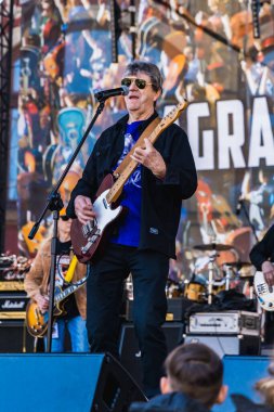 Wroclaw, Polonya - Mayıs 12023: Gitar Guinness Dünya Rekoru 2023 'ün ana sahnesinde sanatçılar ve gitaristler, rekor 7967 gitarla pazar meydanında yenildi