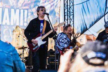 Wroclaw, Polonya - Mayıs 12023: Gitar Guinness Dünya Rekoru 2023 'ün ana sahnesinde sanatçılar ve gitaristler, rekor 7967 gitarla pazar meydanında yenildi