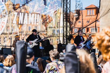 Wroclaw, Polonya - Mayıs 12023: Gitar Guinness Dünya Rekoru 2023 'ün ana sahnesinde sanatçılar ve gitaristler, rekor 7967 gitarla pazar meydanında yenildi