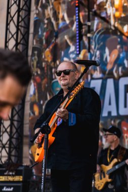 Wroclaw, Polonya - Mayıs 12023: Gitar Guinness Dünya Rekoru 2023 'ün ana sahnesinde sanatçılar ve gitaristler, rekor 7967 gitarla pazar meydanında yenildi