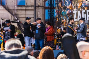 Wroclaw, Polonya - Mayıs 12023: Gitar Guinness Dünya Rekoru 2023 'ün ana sahnesinde sanatçılar ve gitaristler, rekor 7967 gitarla pazar meydanında yenildi