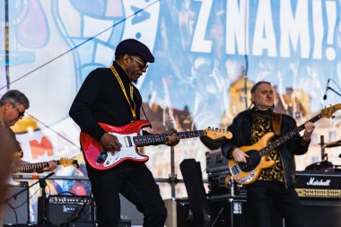 Wroclaw, Polonya - Mayıs 12023: Gitar Guinness Dünya Rekoru 2023 'ün ana sahnesinde sanatçılar ve gitaristler, rekor 7967 gitarla pazar meydanında yenildi