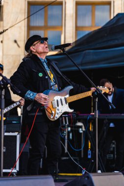 Wroclaw, Polonya - Mayıs 12023: Gitar Guinness Dünya Rekoru 2023 'ün ana sahnesinde sanatçılar ve gitaristler, rekor 7967 gitarla pazar meydanında yenildi