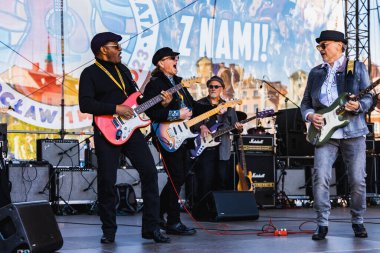 Wroclaw, Polonya - Mayıs 12023: Gitar Guinness Dünya Rekoru 2023 'ün ana sahnesinde sanatçılar ve gitaristler, rekor 7967 gitarla pazar meydanında yenildi