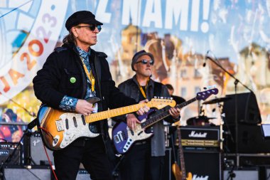 Wroclaw, Polonya - Mayıs 12023: Gitar Guinness Dünya Rekoru 2023 'ün ana sahnesinde sanatçılar ve gitaristler, rekor 7967 gitarla pazar meydanında yenildi