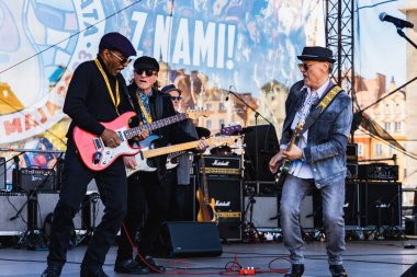 Wroclaw, Polonya - Mayıs 12023: Gitar Guinness Dünya Rekoru 2023 'ün ana sahnesinde sanatçılar ve gitaristler, rekor 7967 gitarla pazar meydanında yenildi