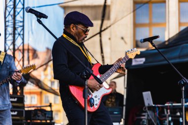 Wroclaw, Polonya - Mayıs 12023: Gitar Guinness Dünya Rekoru 2023 'ün ana sahnesinde sanatçılar ve gitaristler, rekor 7967 gitarla pazar meydanında yenildi