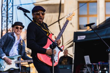 Wroclaw, Polonya - Mayıs 12023: Gitar Guinness Dünya Rekoru 2023 'ün ana sahnesinde sanatçılar ve gitaristler, rekor 7967 gitarla pazar meydanında yenildi