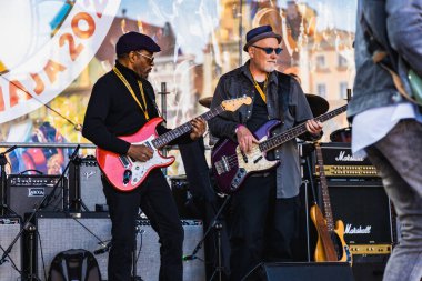 Wroclaw, Polonya - Mayıs 12023: Gitar Guinness Dünya Rekoru 2023 'ün ana sahnesinde sanatçılar ve gitaristler, rekor 7967 gitarla pazar meydanında yenildi