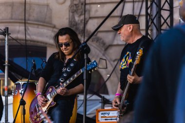 Wroclaw, Polonya - Mayıs 12023: Gitar Guinness Dünya Rekoru 2023 'ün ana sahnesinde sanatçılar ve gitaristler, rekor 7967 gitarla pazar meydanında yenildi