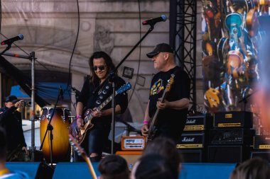 Wroclaw, Polonya - Mayıs 12023: Gitar Guinness Dünya Rekoru 2023 'ün ana sahnesinde sanatçılar ve gitaristler, rekor 7967 gitarla pazar meydanında yenildi